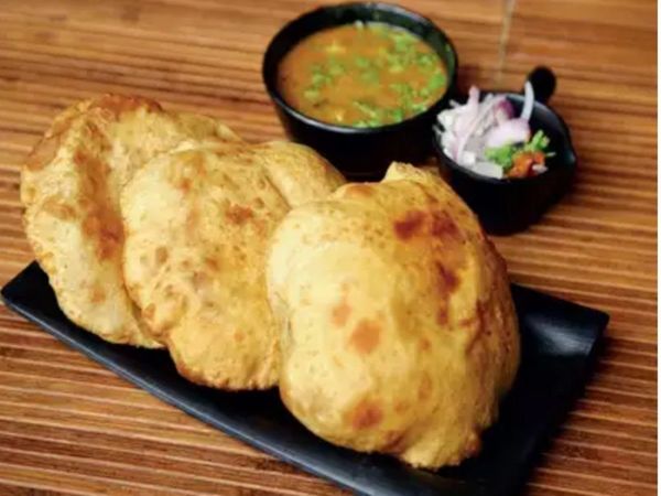 यहां देखिए आलू-पूरी बनाने की आसान विधि।